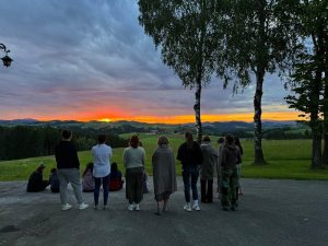 Gruppe von Frauen, Sonnenuntergang