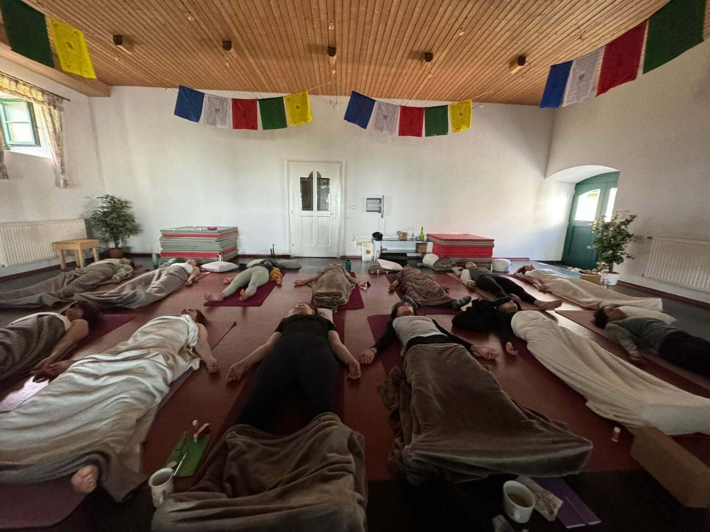 Breathworksession mit Gruppe von Frauen