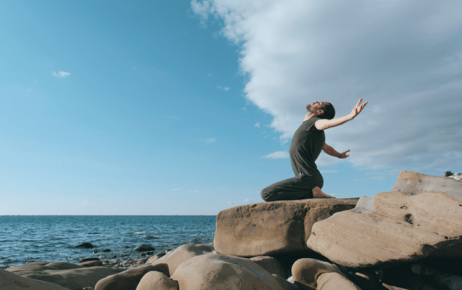 Breathwork - Menschen die Atemübungen praktizieren