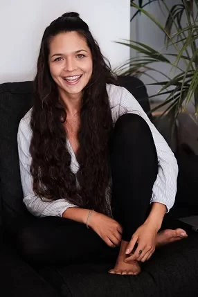 Stefanie Grace lächelnd im Gespräch